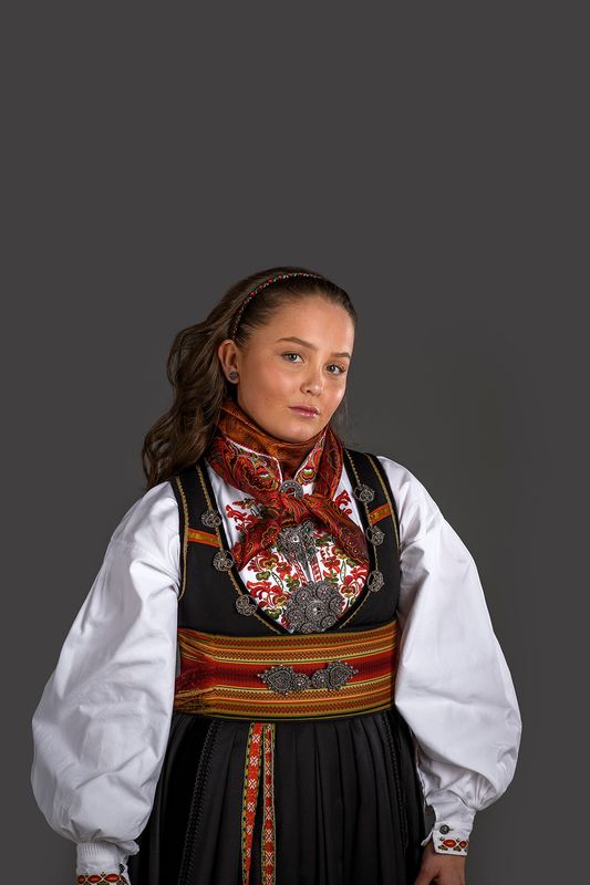 Bunadskjerf, sort/rød/oker paisley